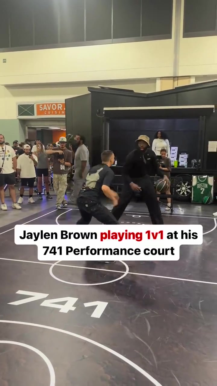 杰倫-布朗和球迷玩單挑絲滑運球操作輕松投籃得分