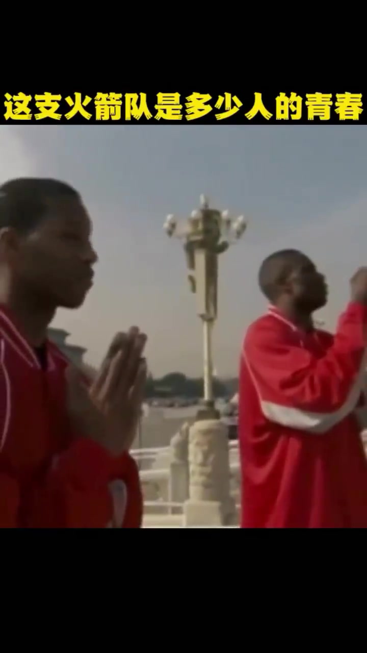 04年姚麥率火箭來打中國賽在天安門合影這一幕是多少人的青春