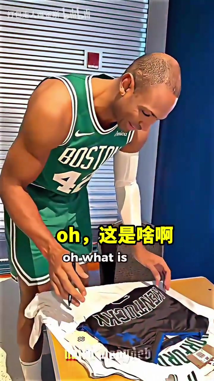 大學情結(jié)名場面當綠凱球員簽名時遇到死敵球隊的球衣