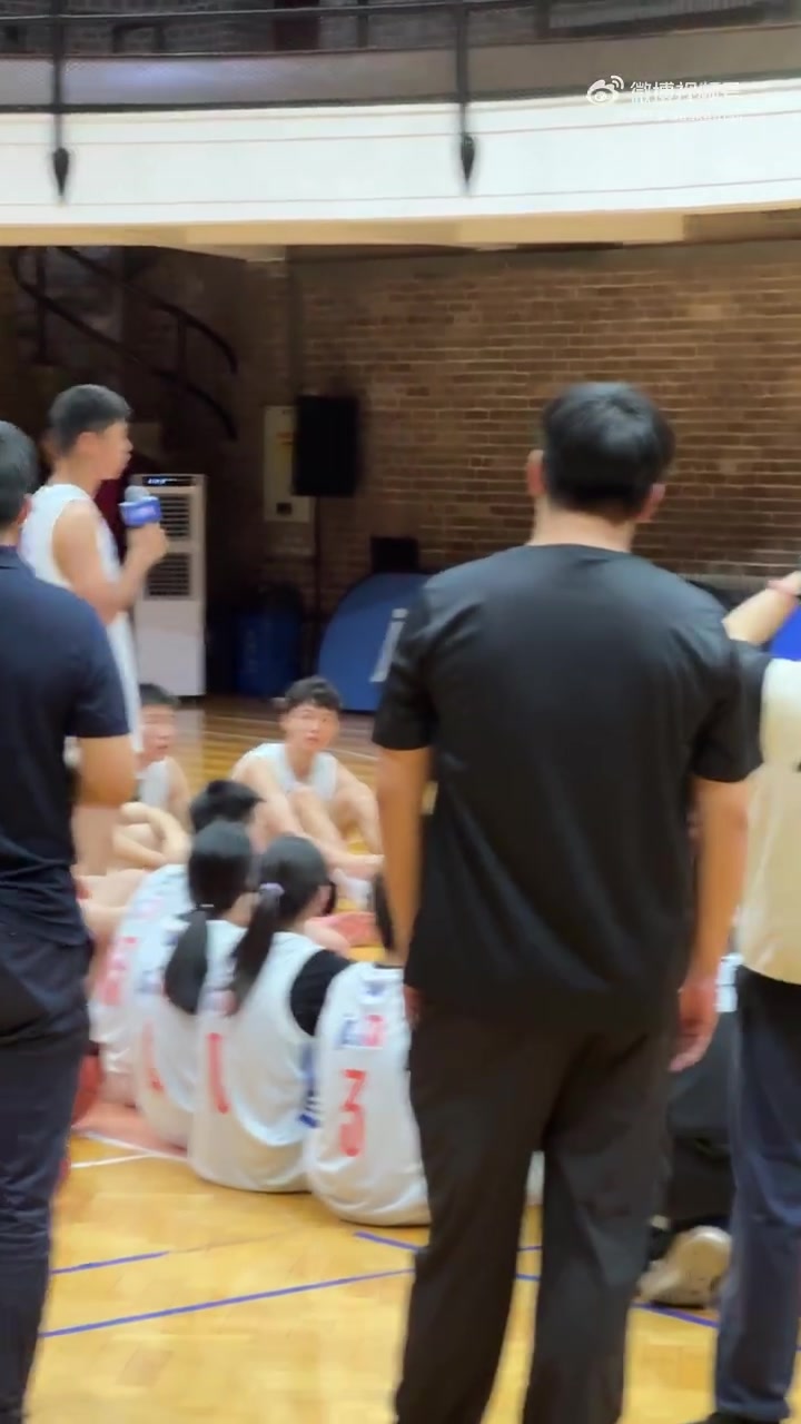 小球員提問愛德華茲你和喬丹單挑誰會贏后者回答當(dāng)然是我