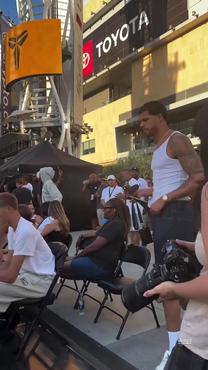 瓦妮莎佩林卡小波特觀(guān)看科比曼巴聯(lián)盟邀請(qǐng)賽