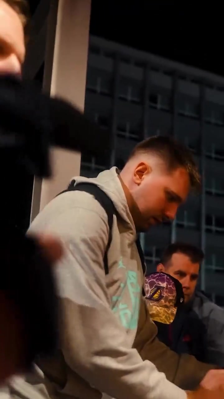 男籃歐錦賽東契奇帶領(lǐng)斯洛文尼亞男籃抵達下榻酒店