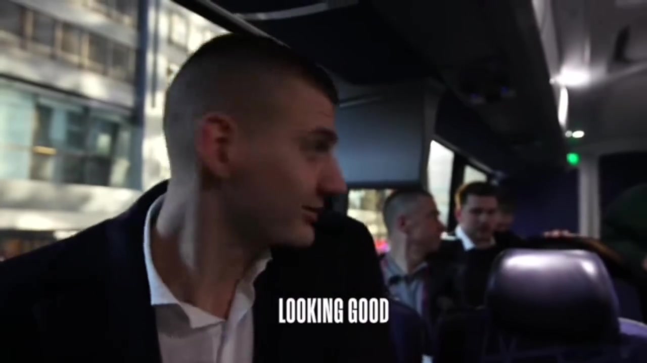 夏天都要為國家而戰(zhàn)名場面青澀的約基奇和東契奇開玩笑