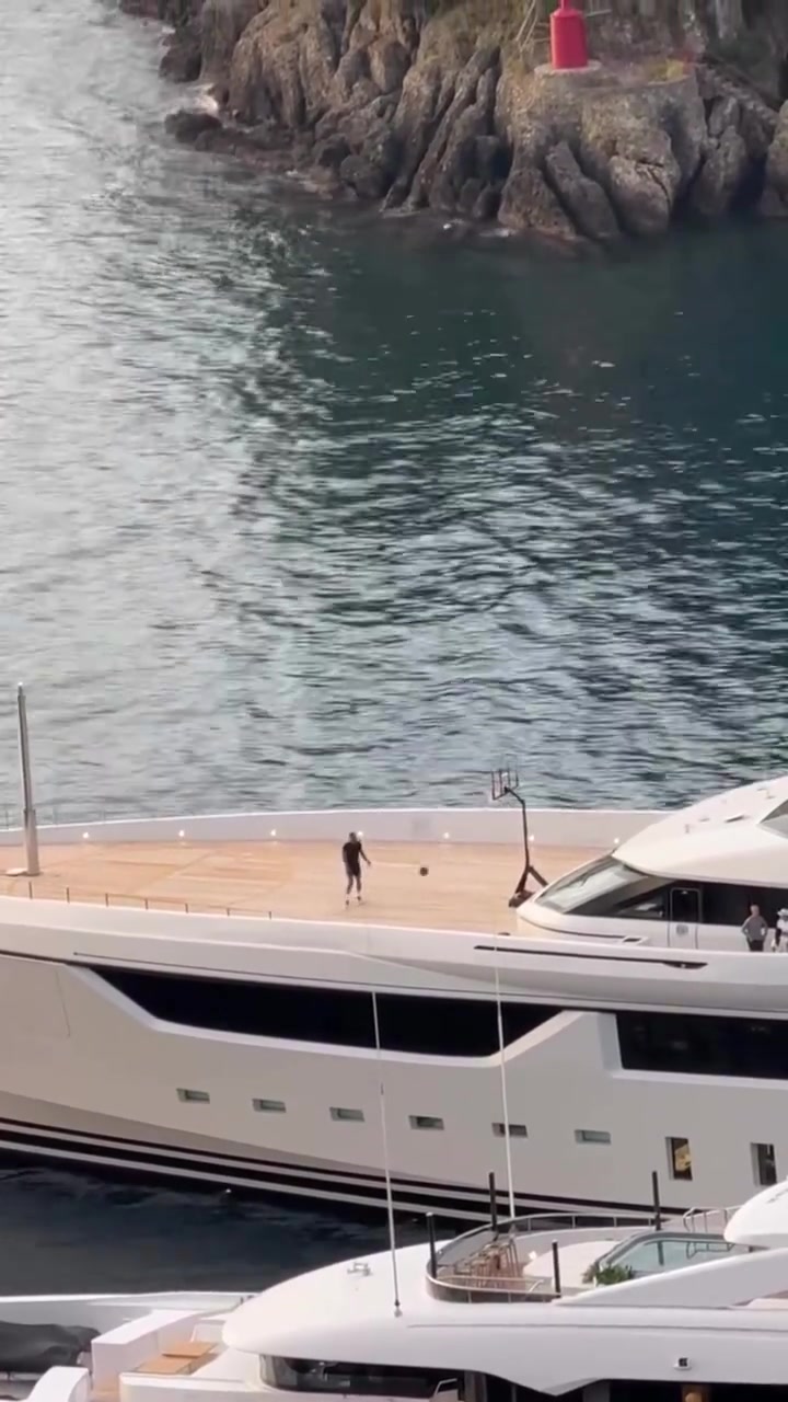 太豪華了威少在豪華游艇球場中訓(xùn)練