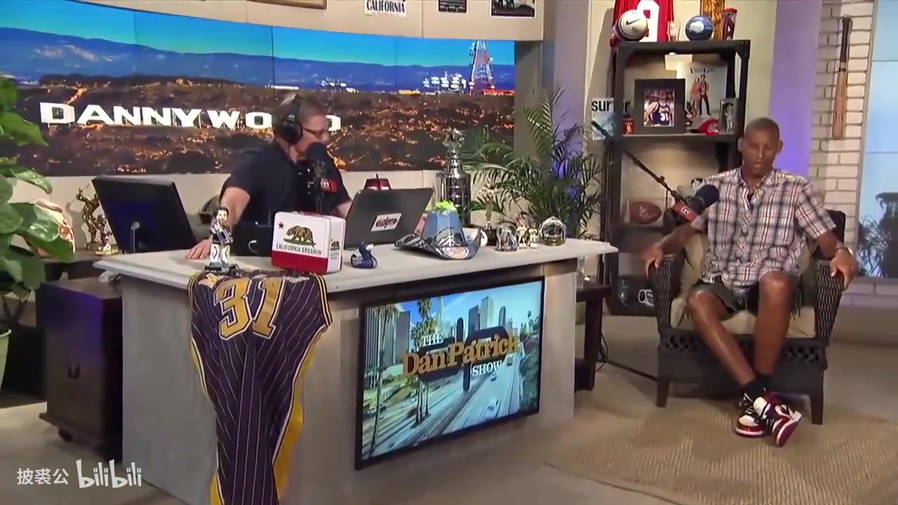 巔峰伯德和詹姆斯你選誰雷吉米勒伯德他在當(dāng)年就能場均30分 巔峰伯德和詹姆斯你選誰雷吉米勒伯德他在當(dāng)年就能場均30分