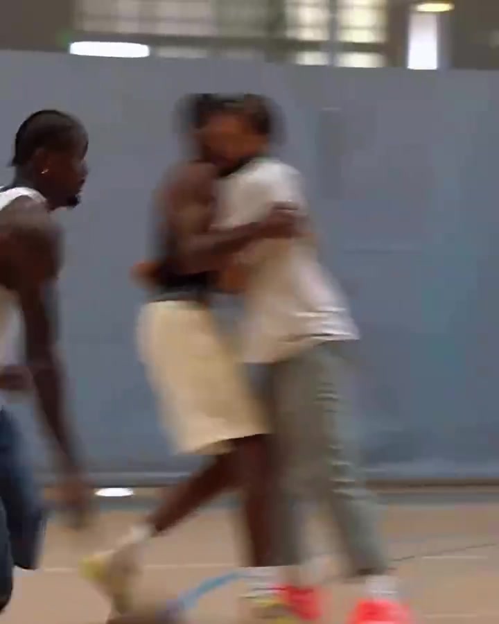 下賽季能證明自己?jiǎn)岚D最新訓(xùn)練在野球場(chǎng)各種小技術(shù)大殺四方