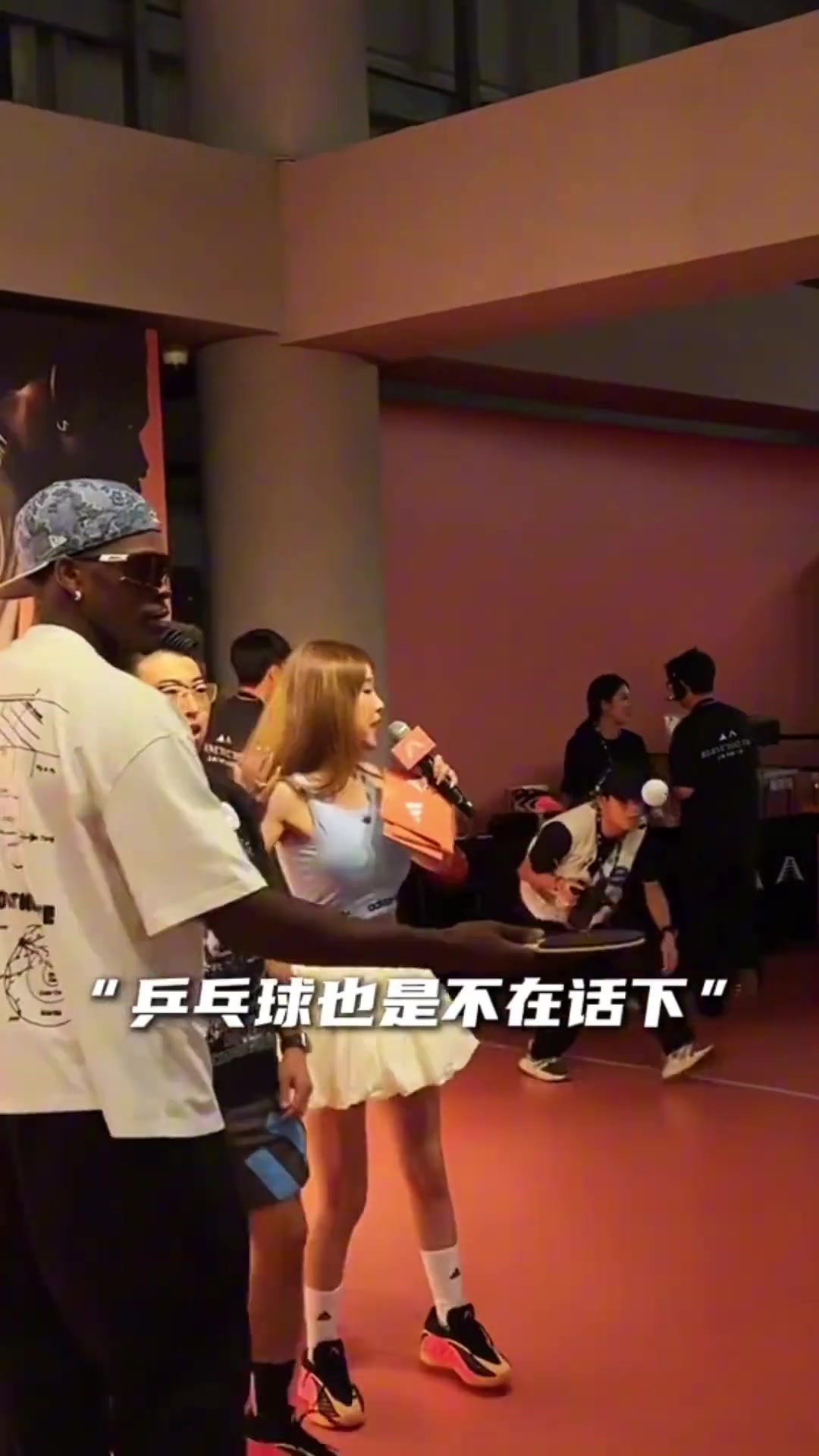 華子中國行 結(jié)果最后一群人等著周玲安簽名并合影