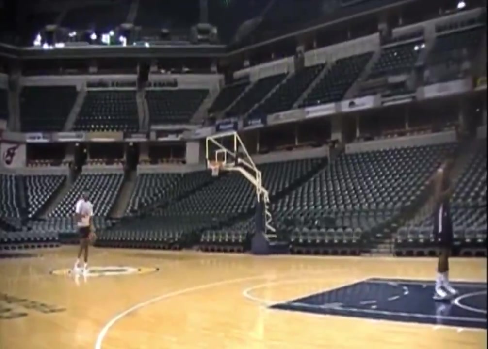 曾經(jīng)天賦拉滿年輕喬治跨過216的希伯特完成扣籃 曾經(jīng)天賦拉滿年輕喬治跨過216的希伯特完成扣籃