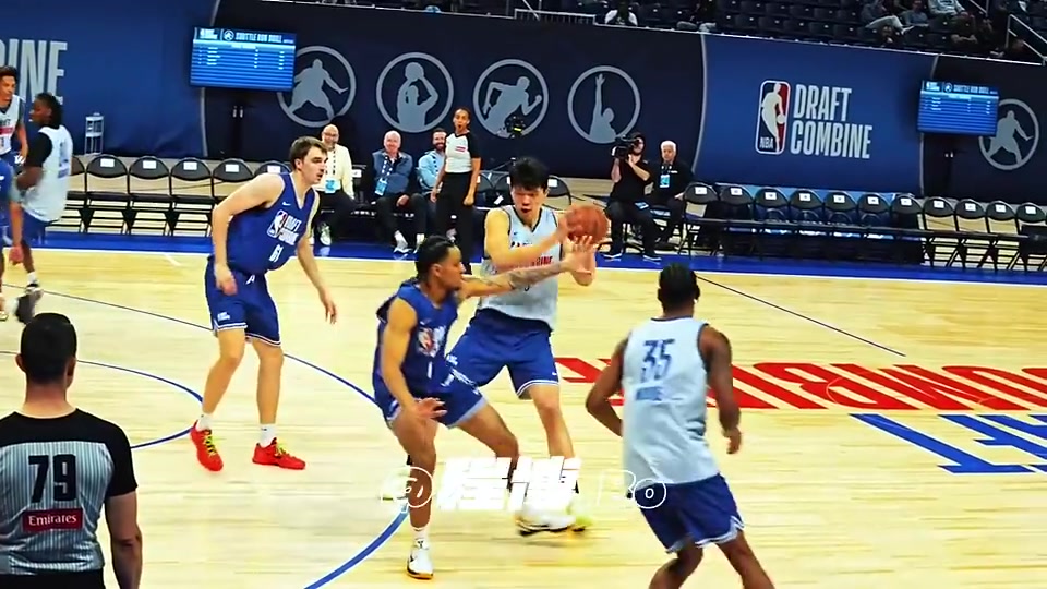 楊瀚森試訓(xùn)引得全場球探驚呼的一次大膽妙傳看慢放全是細(xì)節(jié)啊