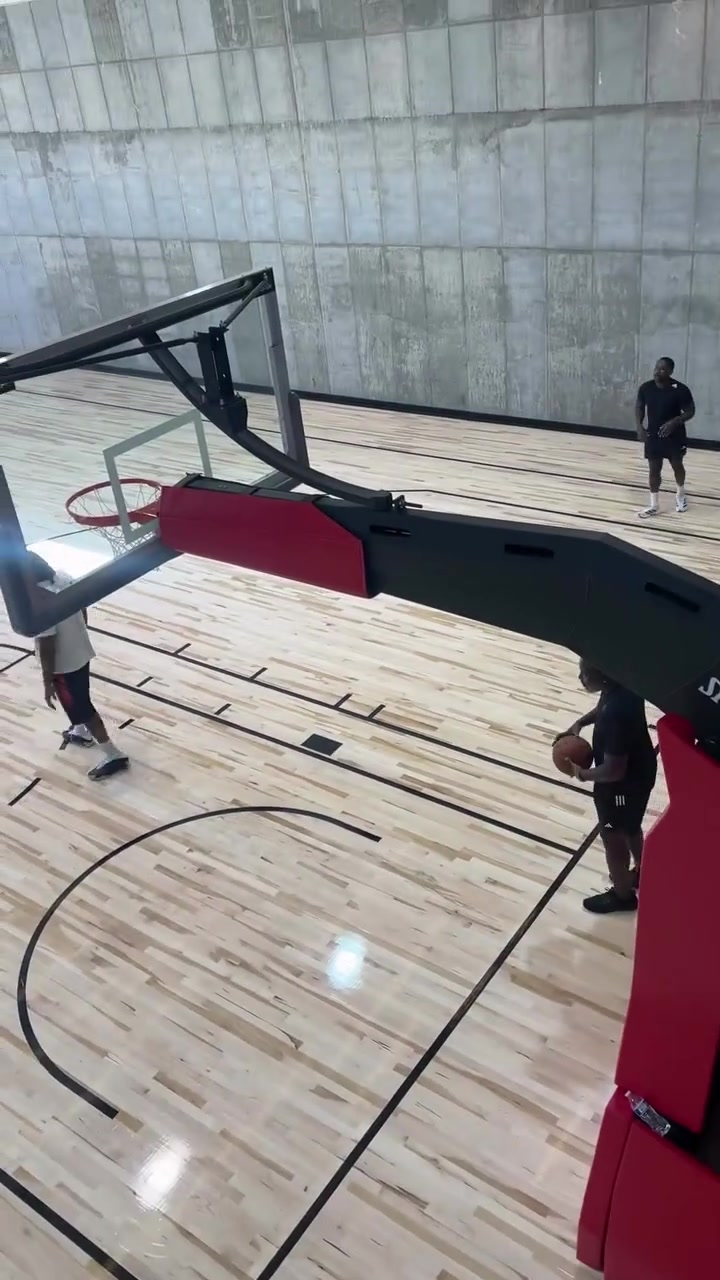 備戰(zhàn)新賽季哈登女友陪伴并拍攝哈登揮汗如雨訓練