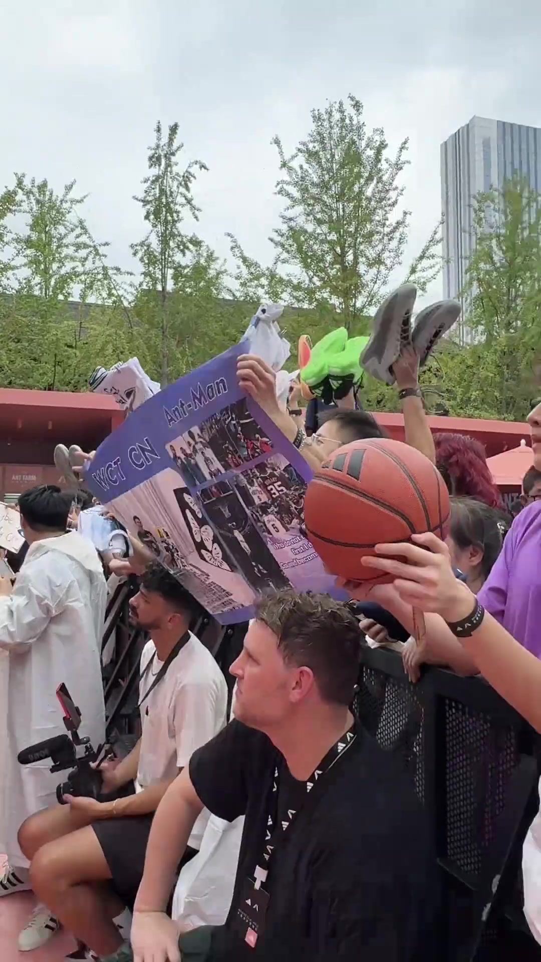 周玲安愛德華茲來到成都體驗(yàn)了川劇面具 還戴上了贈送的面具