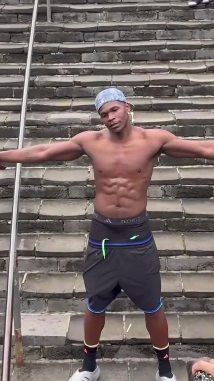 經(jīng)典西海岸穿搭華子中國行登長城 褲子拉到內(nèi)褲都露出來