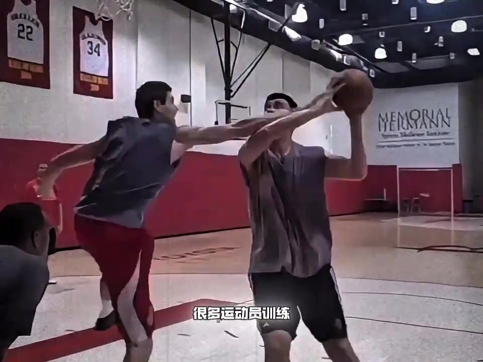 楊毅當(dāng)時錫伯杜練姚明強(qiáng)度太大 大姚地上一趟汗水凹成一個水洼