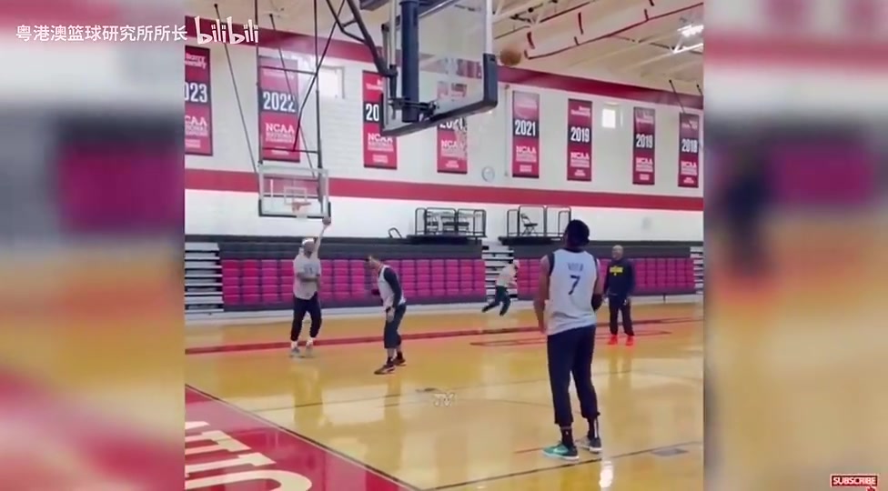 巴特勒抹著抹著就進(jìn)去了勇士隊(duì)此前的隊(duì)內(nèi)單挑環(huán)節(jié)