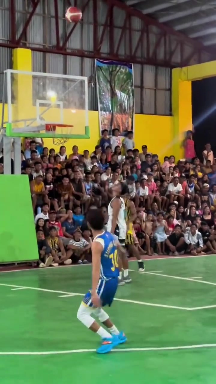 美國庫里行嗎菲律賓庫里投進(jìn)三分玩起了后空翻慶祝