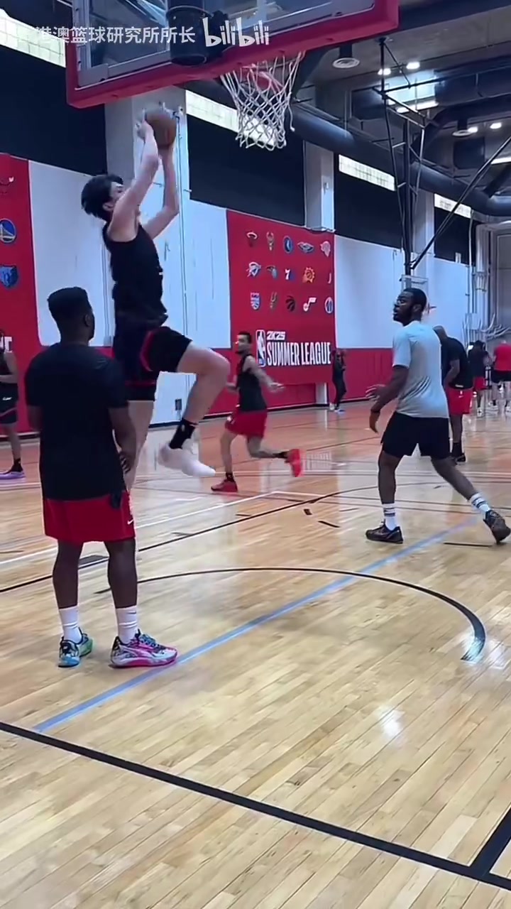 波特蘭扣將隊夏聯(lián)時期開拓者隊內(nèi)訓(xùn)練楊瀚森等球員秀扣籃
