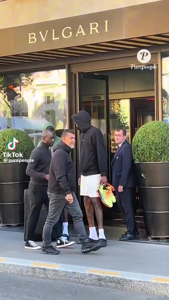 這該死的氣質(zhì)杜小帥現(xiàn)身巴黎街頭上身連帽衫下身短褲