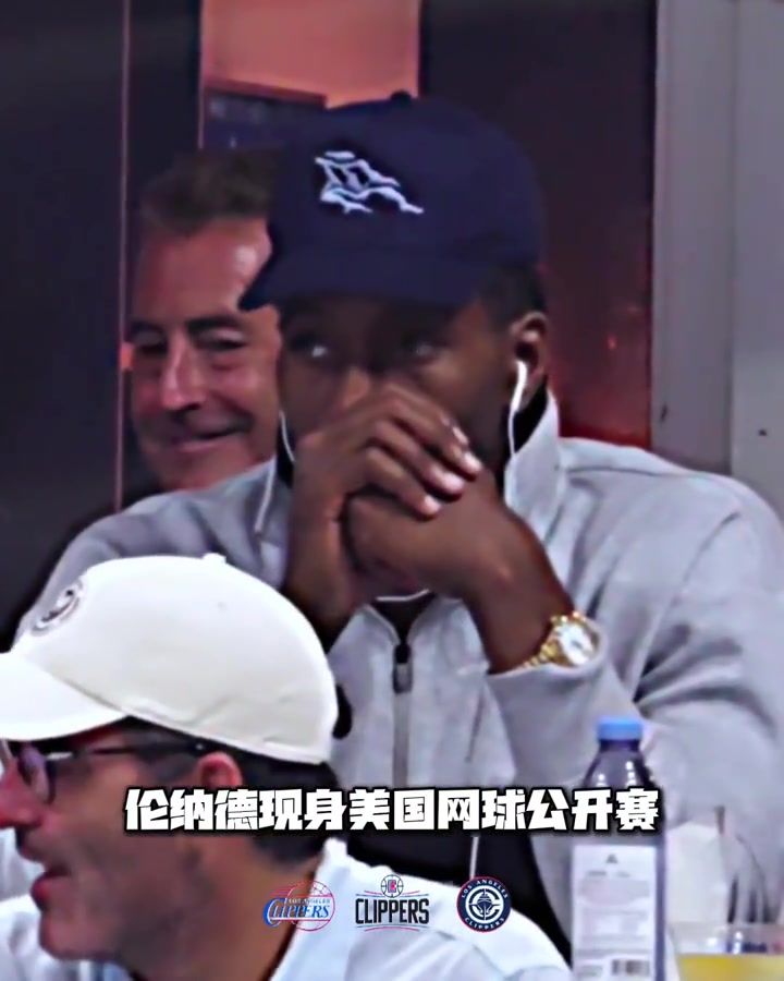 小卡今日觀看美網(wǎng)公開(kāi)賽 有線耳機(jī)是焊身上了