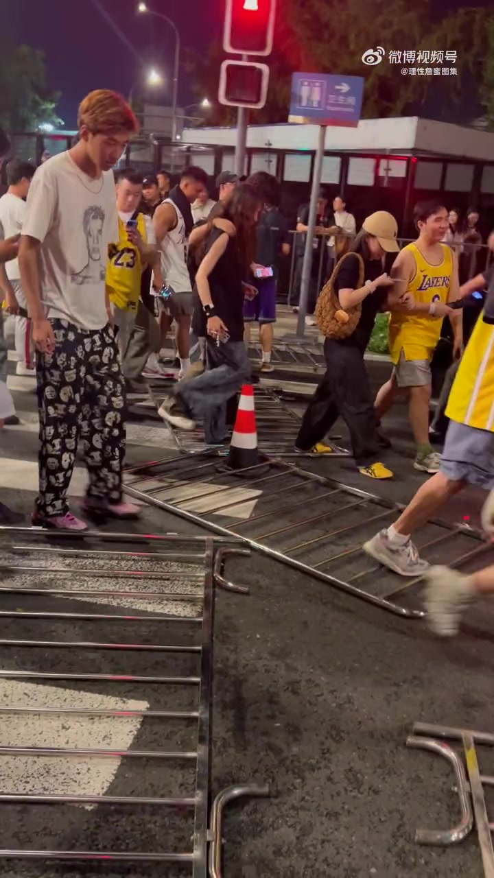 為何都不穿熱火去現(xiàn)場看詹姆斯的球迷幾乎都身穿湖人和騎士球衣