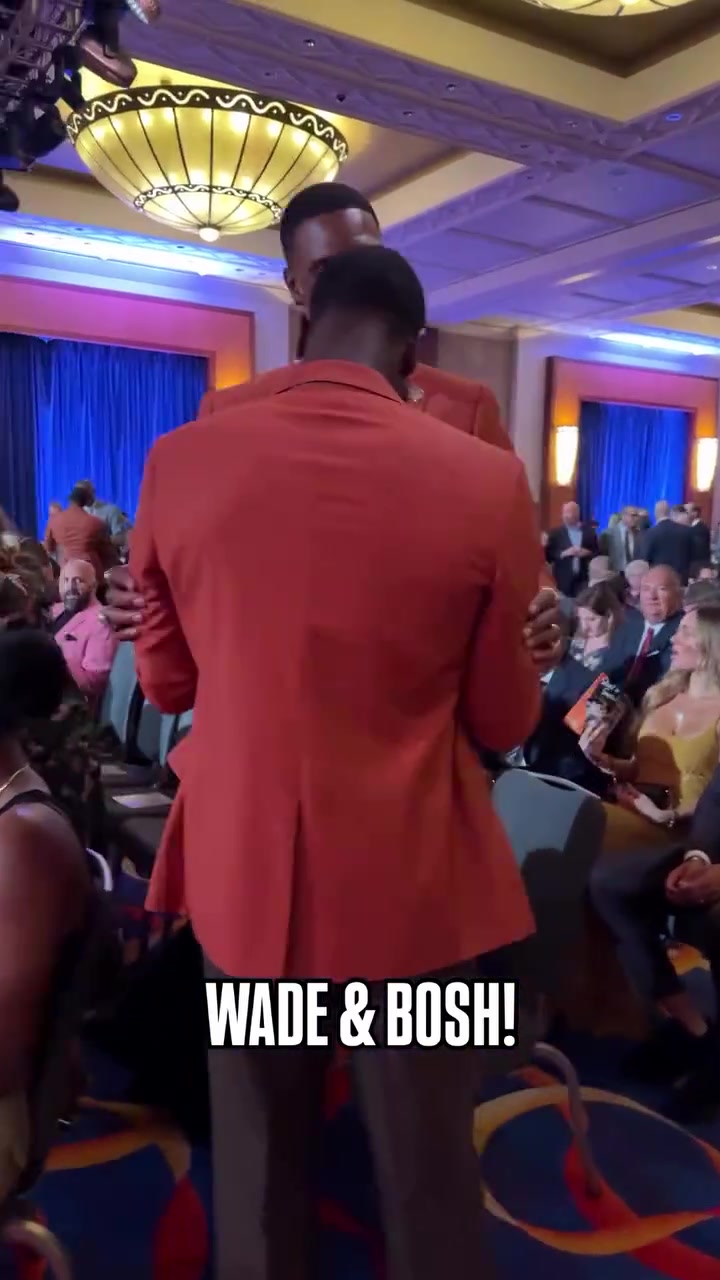 當(dāng)年熱火三巨頭之二韋德波什作為08夢八成員入選名人堂