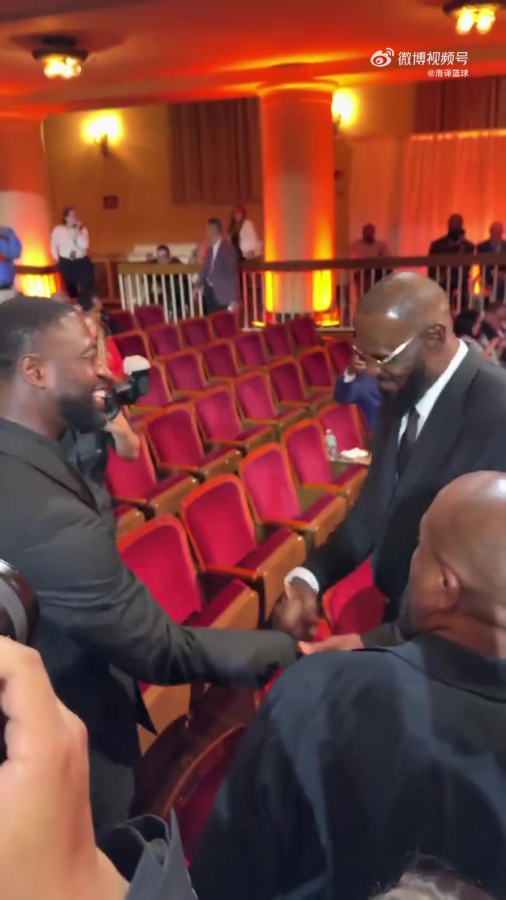 吧友們說你倆早就絕交了韋德和詹姆斯激動握手手勢依舊熟練