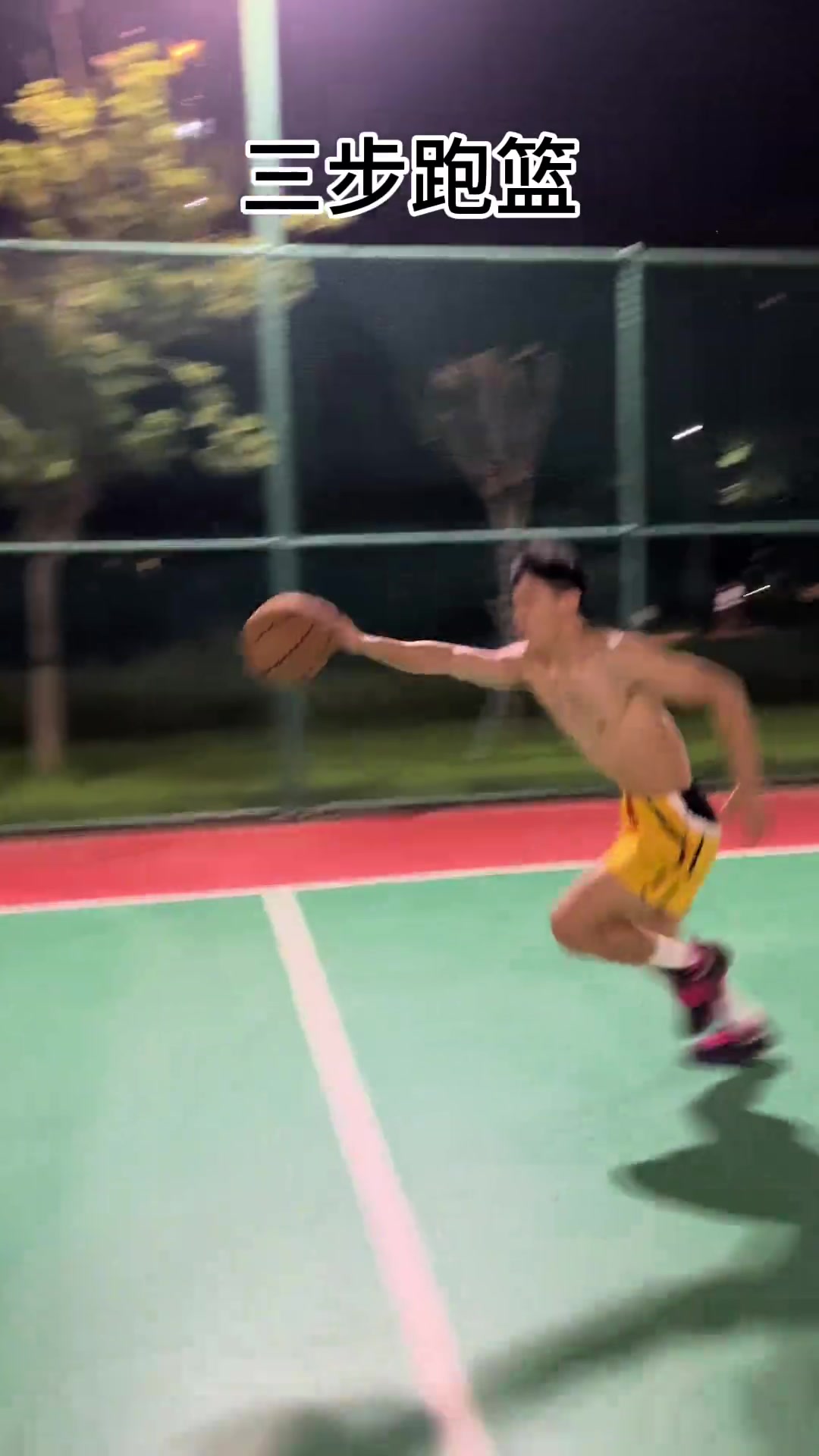 中國(guó)字母哥一位小哥上演大三部從三分線跳到內(nèi)線暴扣好戲