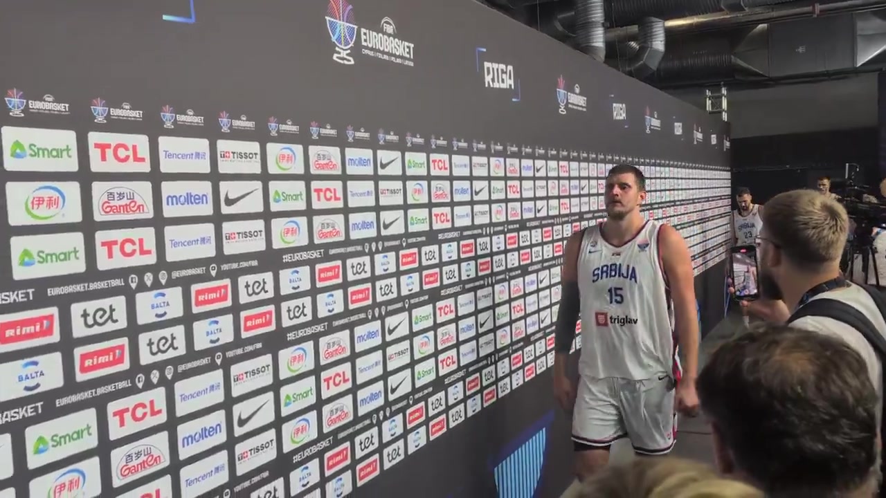 慘遭芬蘭爆冷淘汰約基奇賽后一臉落寞走過采訪區(qū)