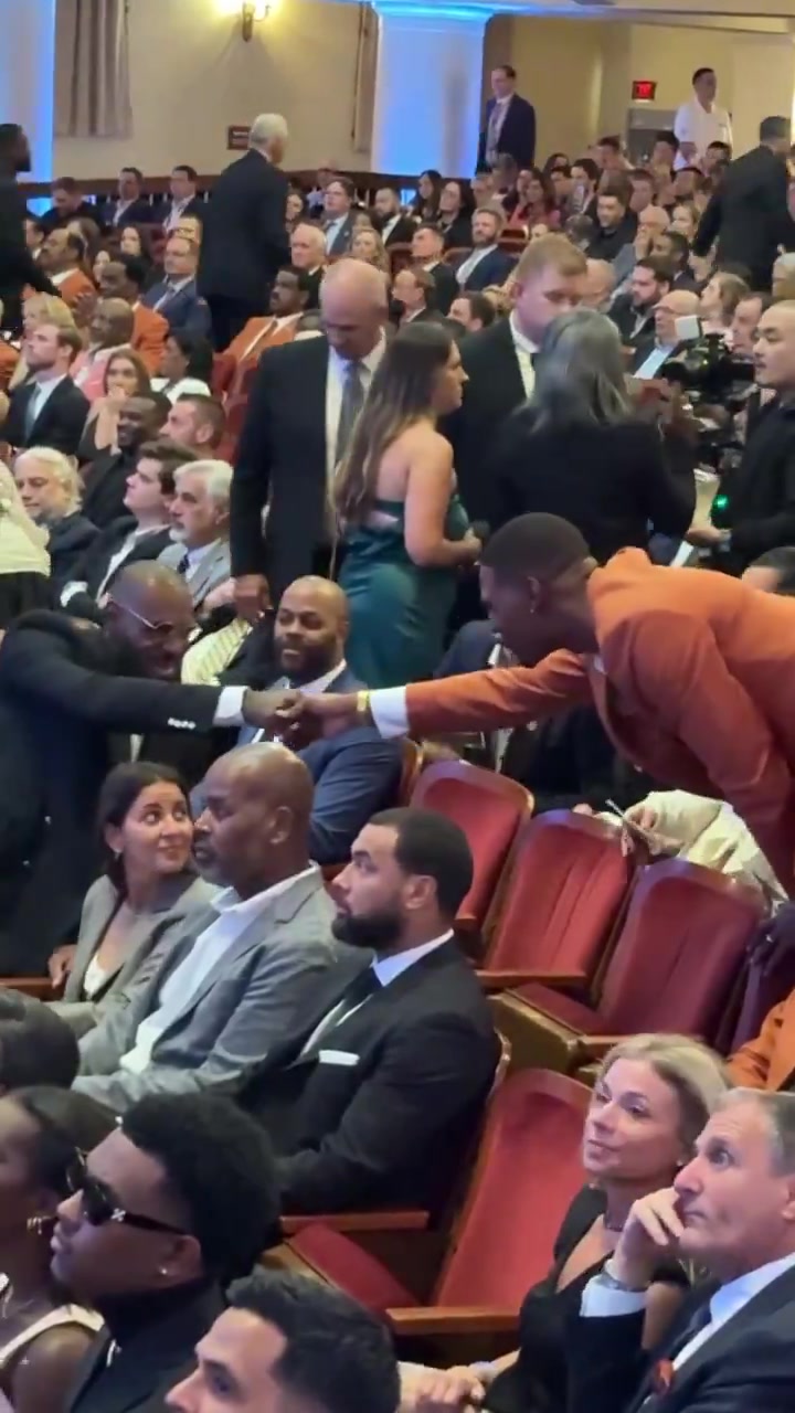 老搭檔詹姆斯抵達名人堂現(xiàn)場與前隊友波什開心握手