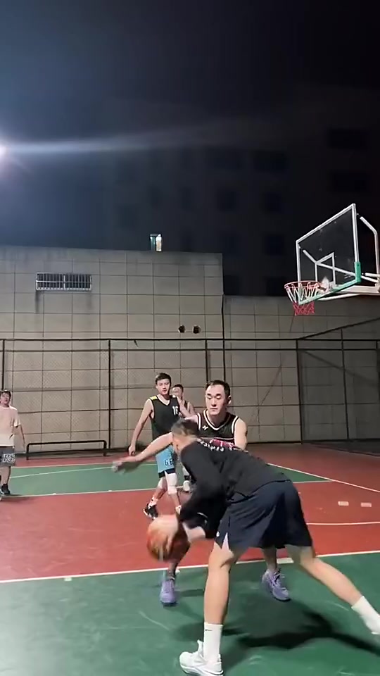 如果你有這手翻身跳投能否稱霸你們學(xué)校的球場(chǎng)