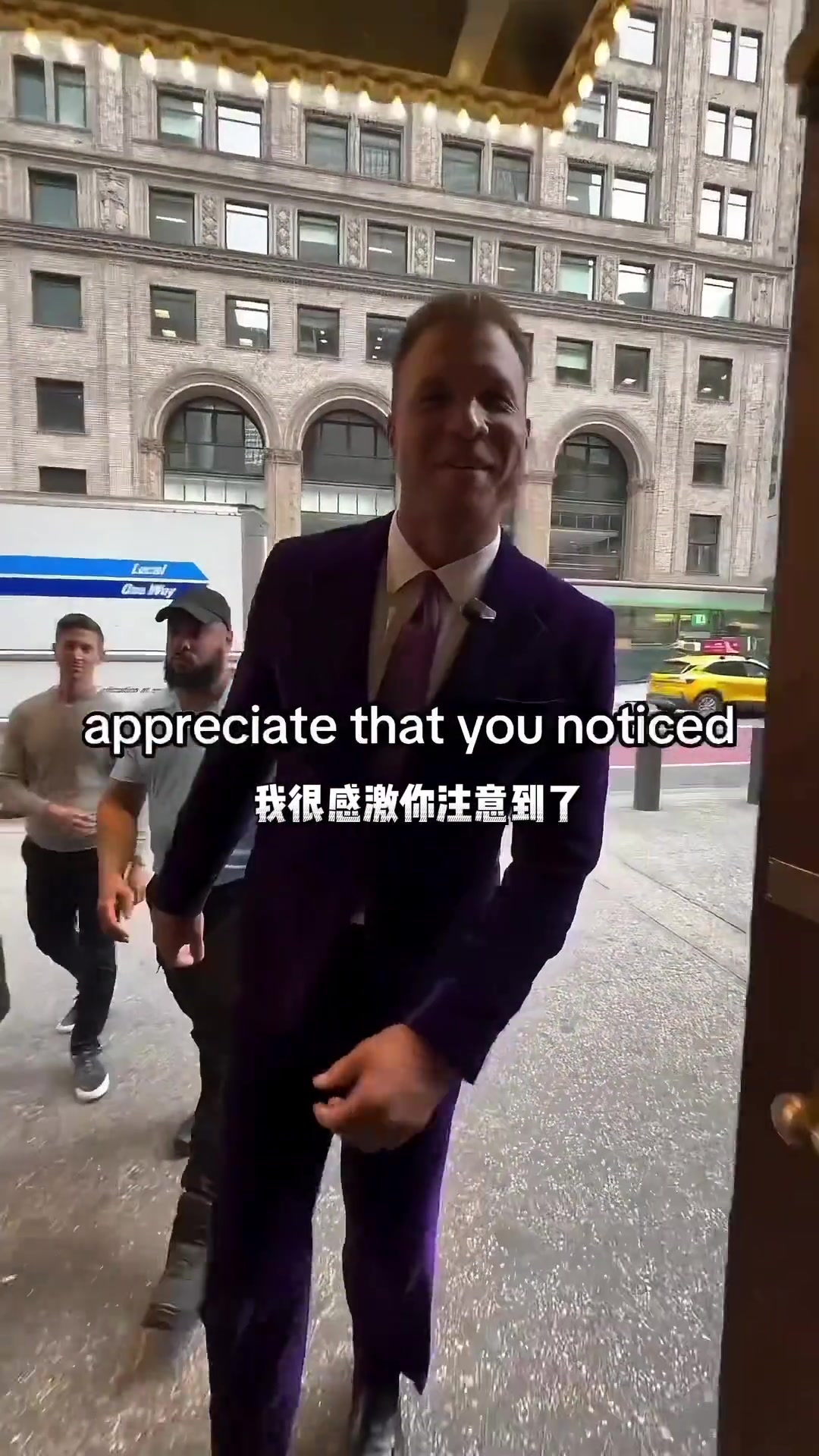 網(wǎng)友偶遇西裝革履的格里芬傻芬我現(xiàn)在是制片人企業(yè)家 司儀