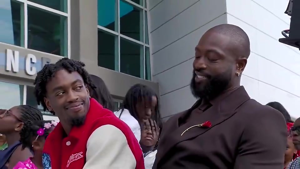 實在太搞了韋德此前看到自己的雕像時忍不住不斷搖頭