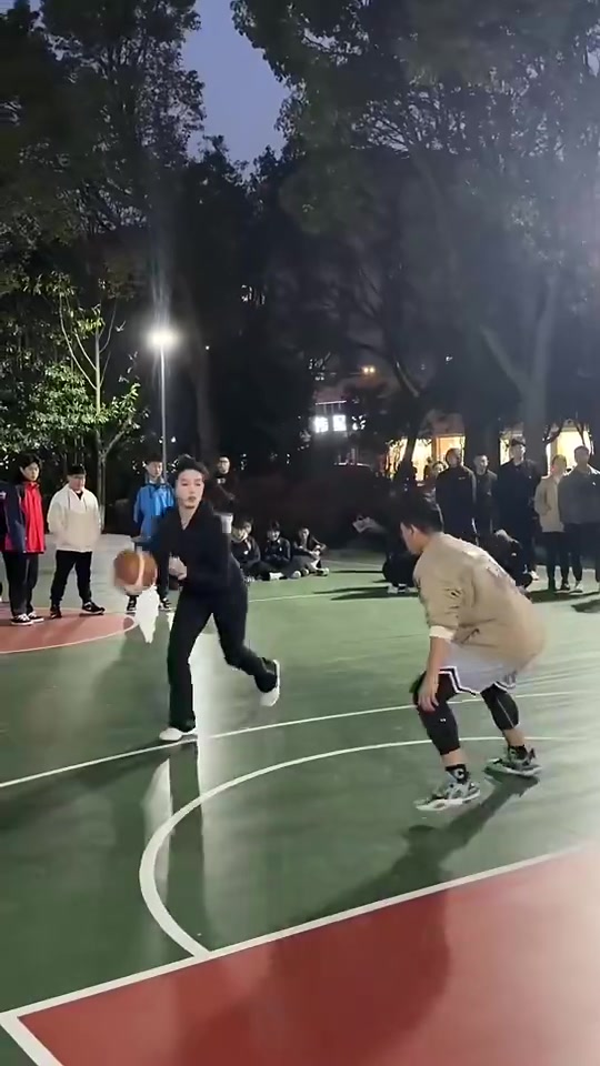 吧友們?nèi)绻愫椭饨銇?lái)一場(chǎng)1v1真的能防住她么