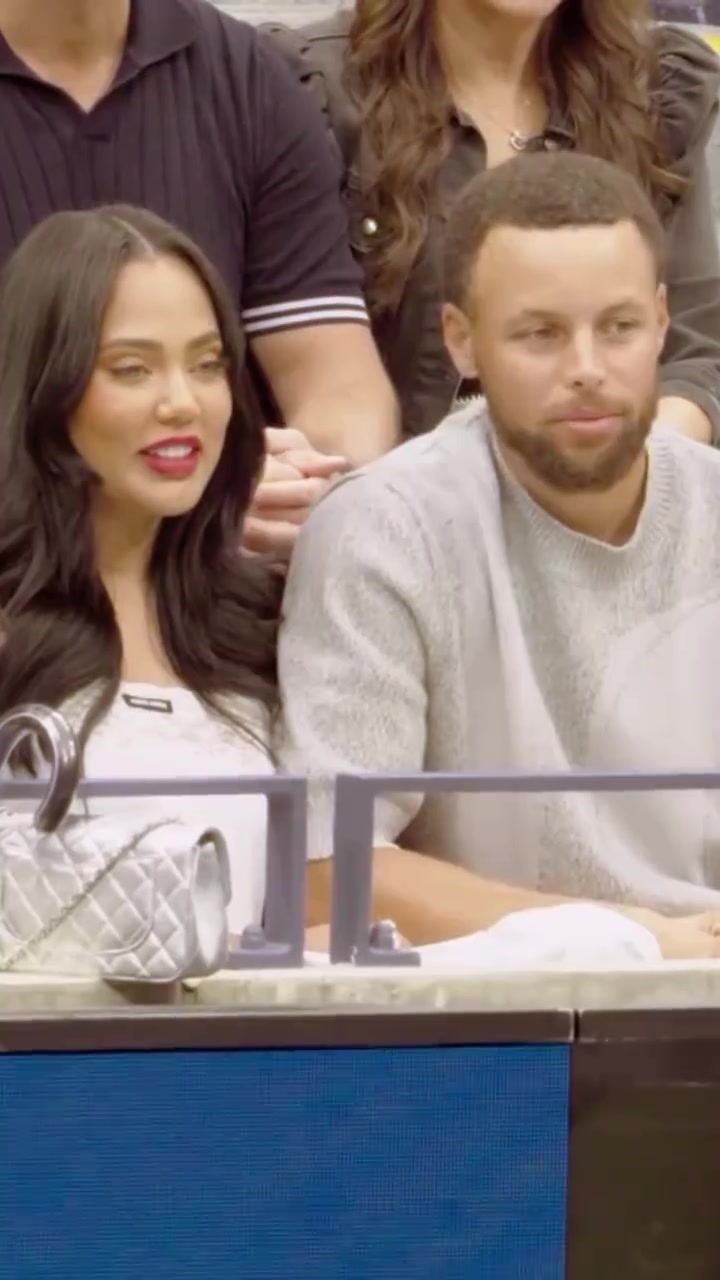 庫里和阿耶莎一起看美網(wǎng)決賽擺出了一系列表情包