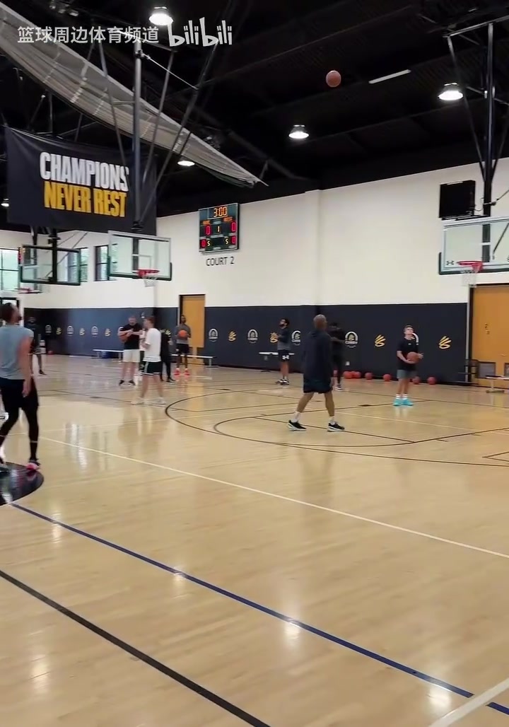 如此夸張的訓(xùn)練到他就變合理了庫里此前的魔鬼投籃訓(xùn)練