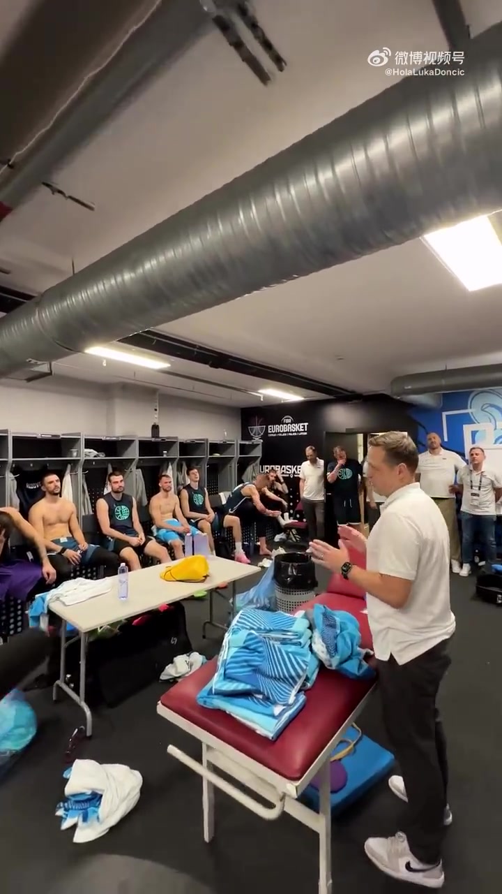 斯洛文尼亞淘汰意大利賽后更衣室總結(jié)東契奇看起來(lái)相當(dāng)疲憊