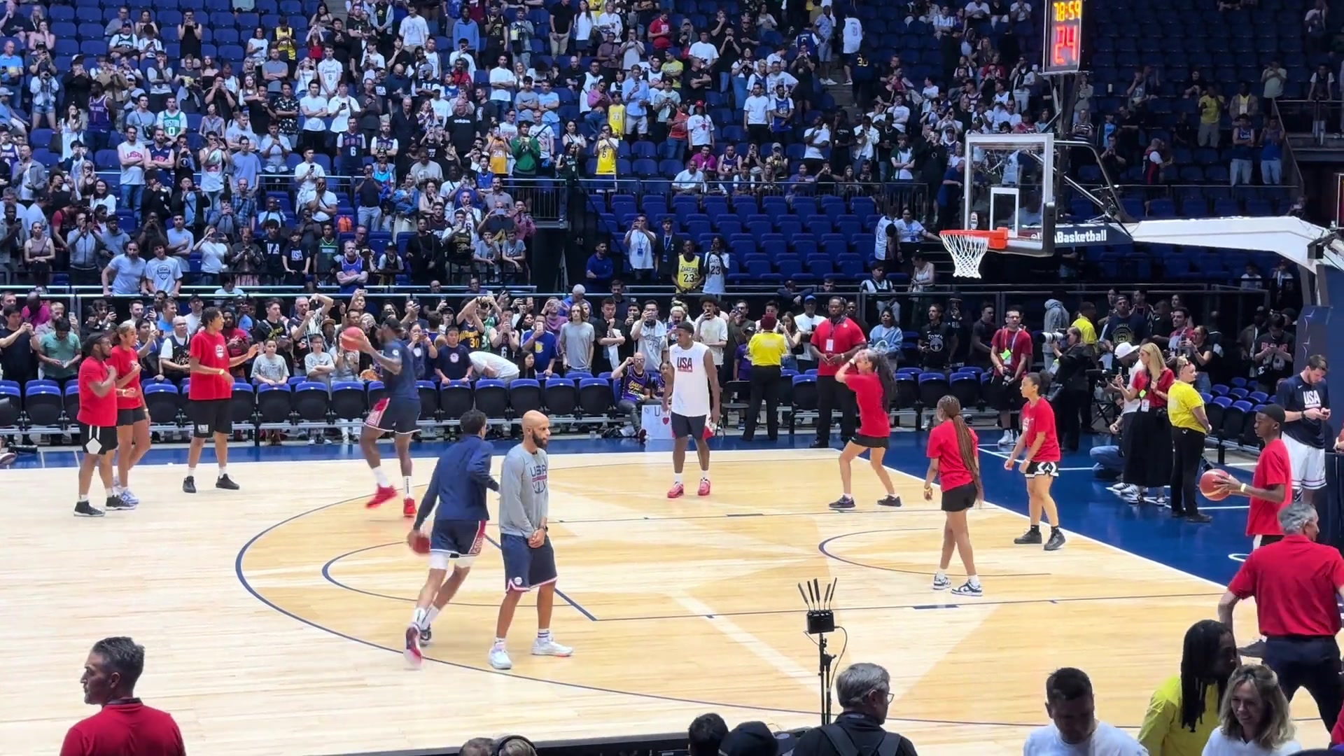 球迷拍攝詹姆斯熱身連續(xù)四個中投尷尬不中一旁華子看得直撓頭