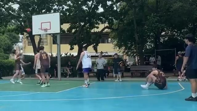 有一說(shuō)一在野球場(chǎng)墊腳是不是可以報(bào)警了