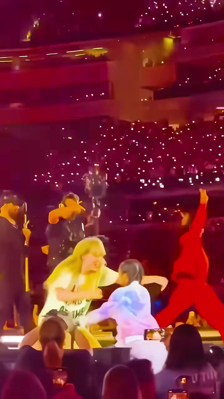 這就是咖位當霉霉在演唱會現(xiàn)場看到科比女兒彎腰擁抱致意