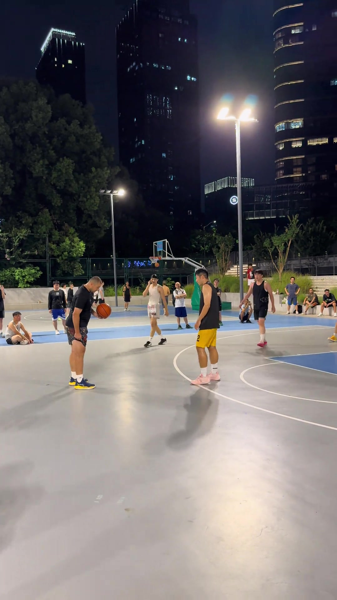 前CBA球員西熱力江現(xiàn)身野球場(chǎng)慢三步上籃結(jié)果被帽了