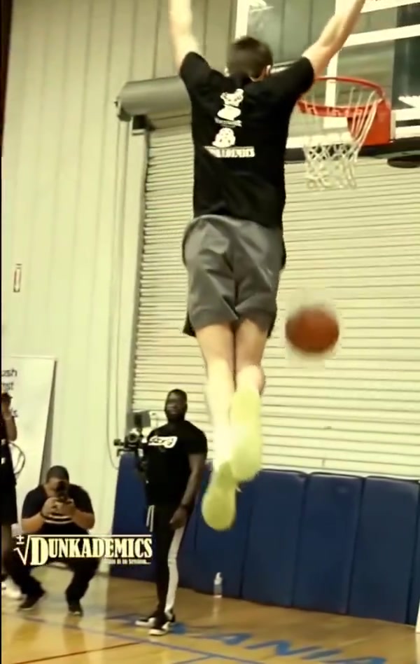 空中跳起將球砸地反彈接球扣籃這個(gè)扣籃創(chuàng)意真滴是腦洞大開啊