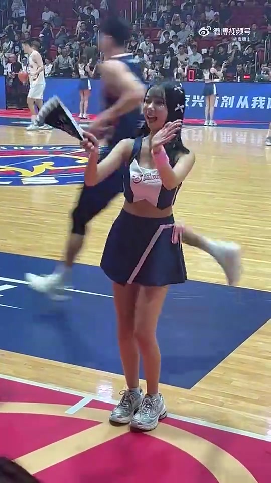 香港金牛的啦啦隊(duì)相當(dāng)懂事兒看到鏡頭對(duì)準(zhǔn)自己立刻給出回應(yīng)