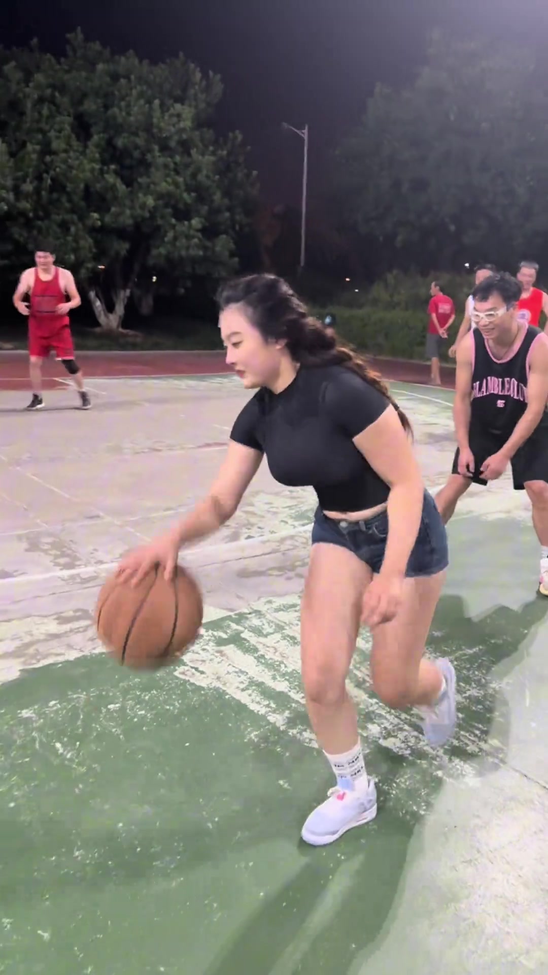 不懂就問(wèn)野球場(chǎng)遇到主動(dòng)搶球的女生該怎么進(jìn)攻