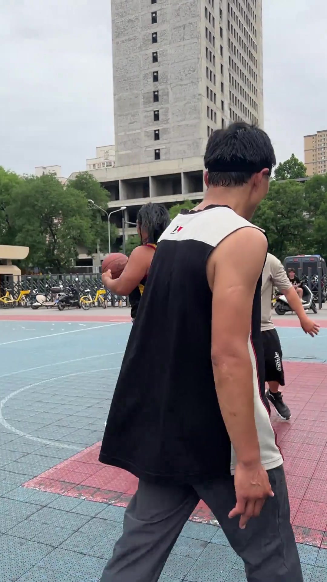 這是故意黑吧野球場一位身穿詹姆斯23號的壯漢猛男突破上籃