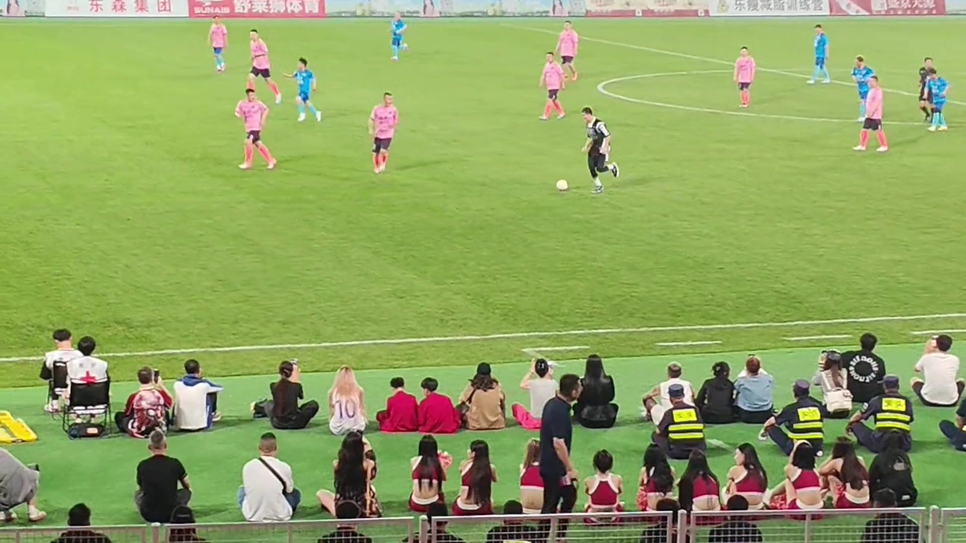 郭艾倫突入禁區(qū)被李曉旭犯規(guī)隨后執(zhí)行點(diǎn)球直接用手將球扔進(jìn)