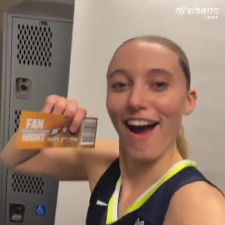 飛翼將迎來主場收官戰(zhàn)李月汝和美女隊友們一起推銷金色球票