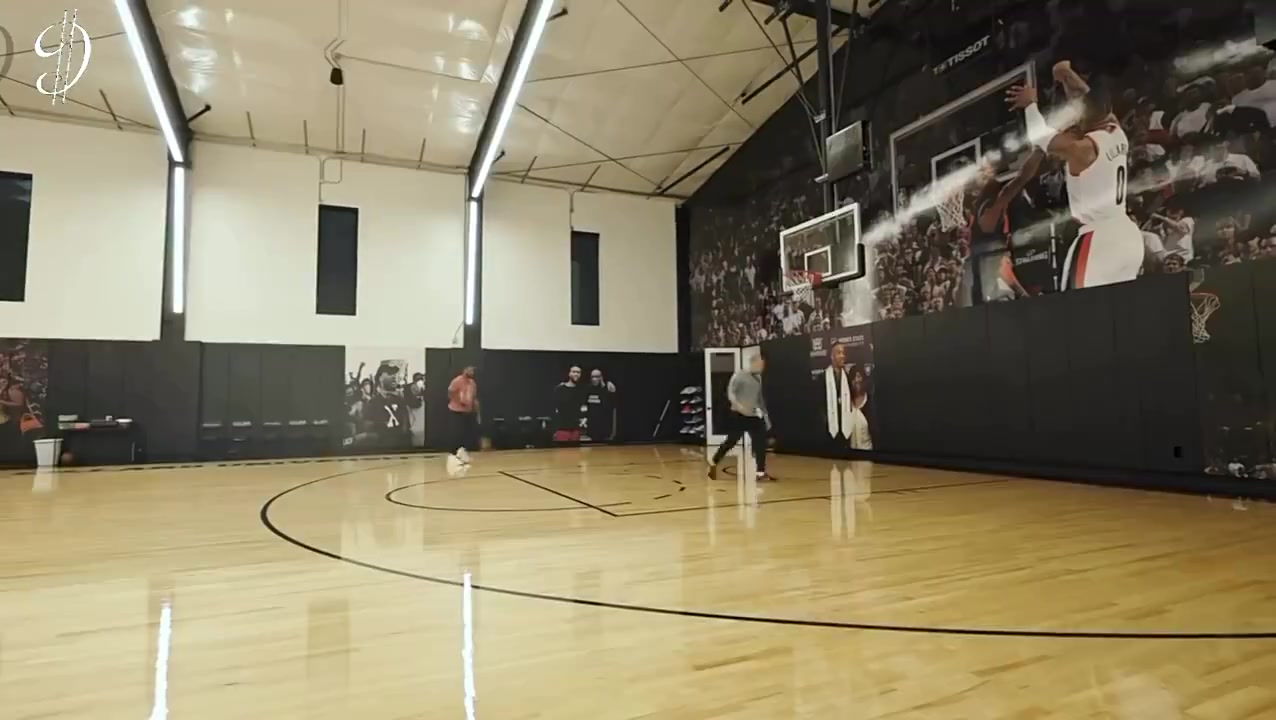 利拉德已經(jīng)開始有球訓練美國的醫(yī)療水平不得不服啊