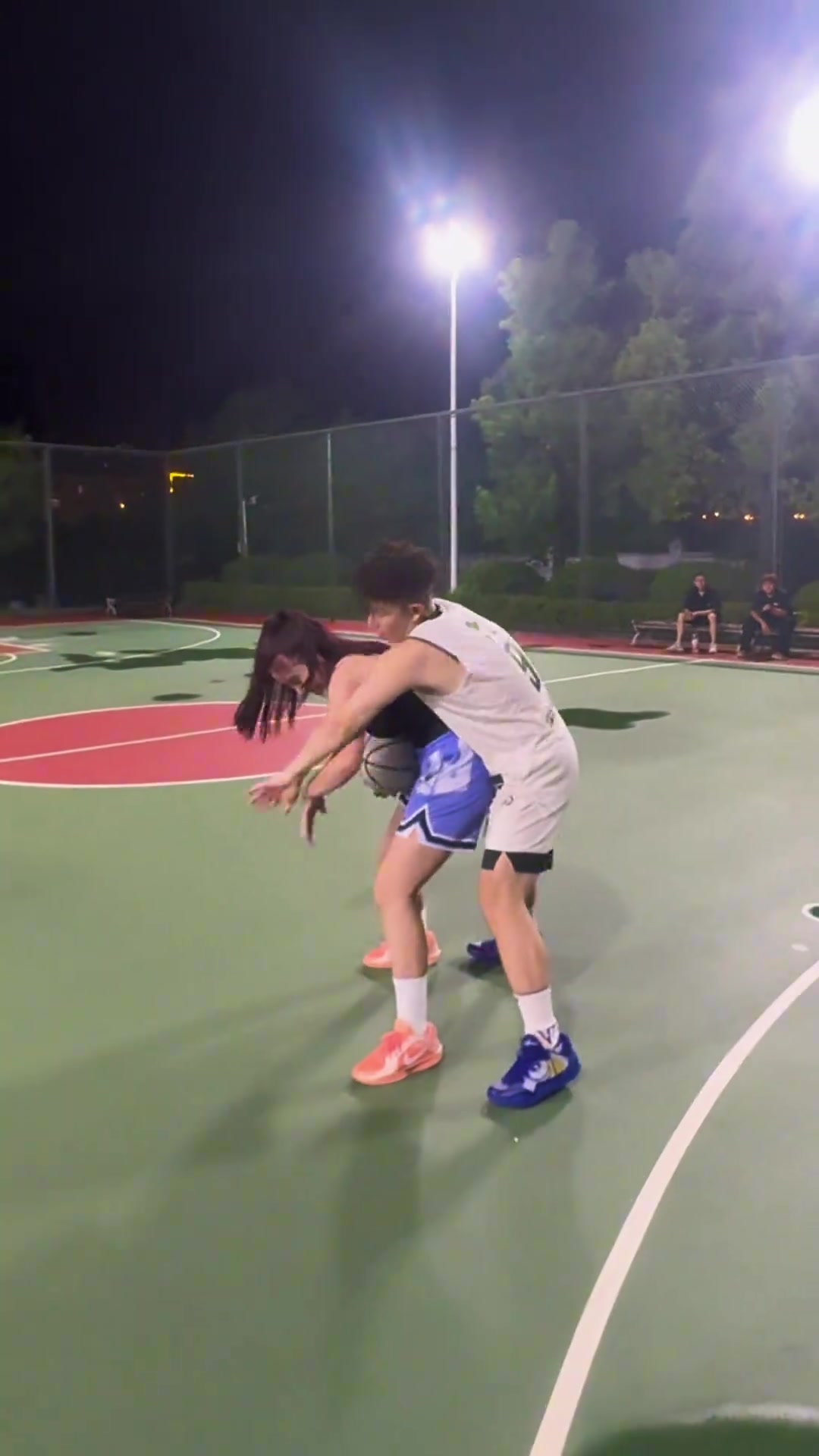 女版詹姆斯小姐姐野球場單挑直接掛著小伙上籃打進