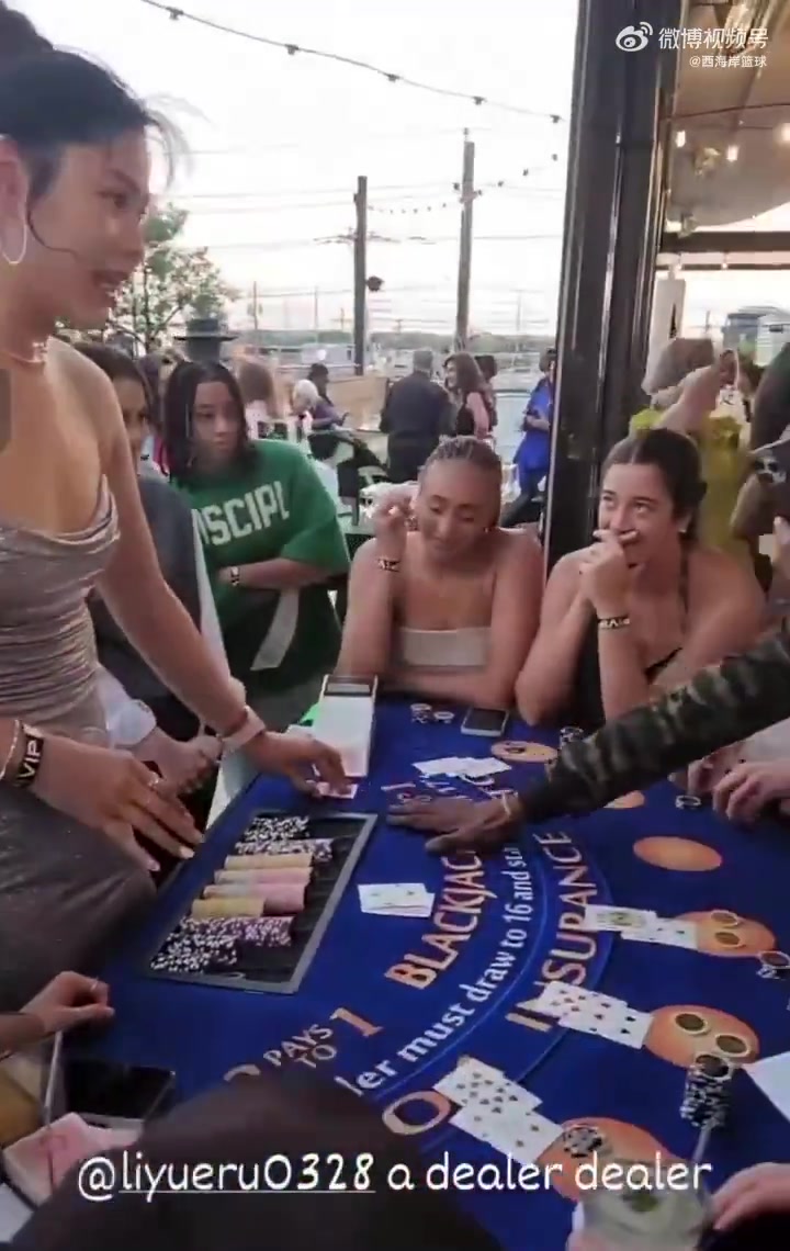 小寶發(fā)牌又颯又美李月汝跟隊友玩21點佩奇說被她贏光了