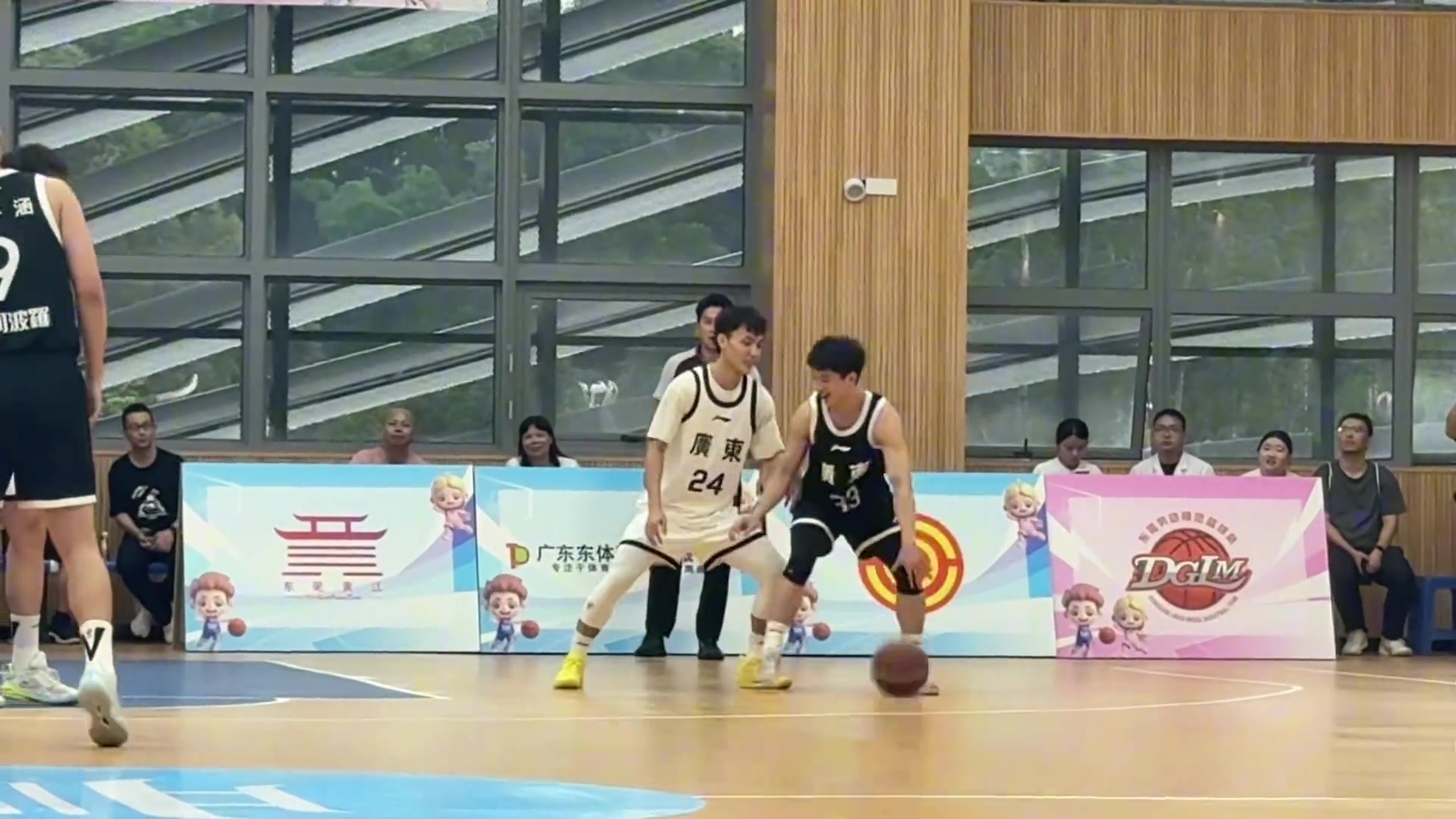 楊溢背打徐杰翻身跳投慘遭血帽