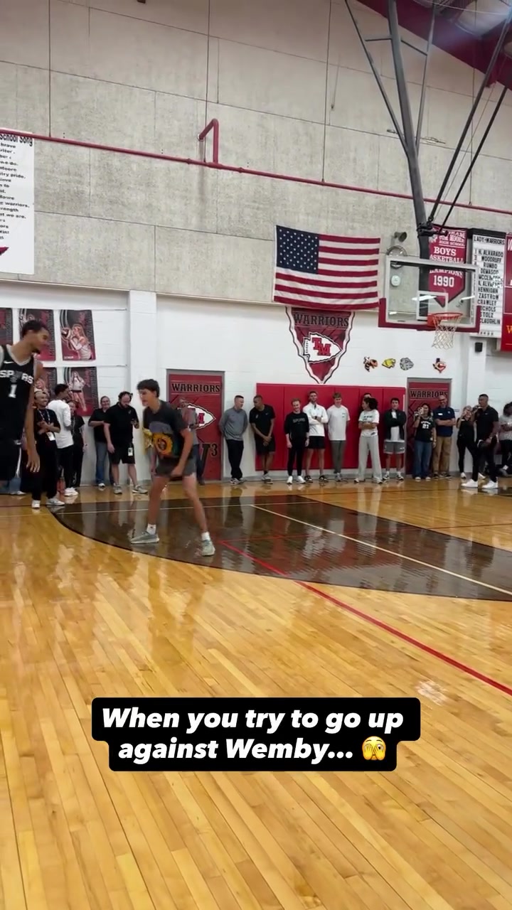 文班出席馬刺隊社區(qū)互動與球迷交流先是大帽對方隨后再隔扣